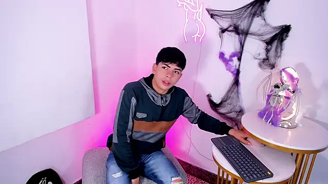 Snapshot of Peter_chase chatting on 10-22-25, 07:46 Peter chase online show from 10-22-25, 07:46