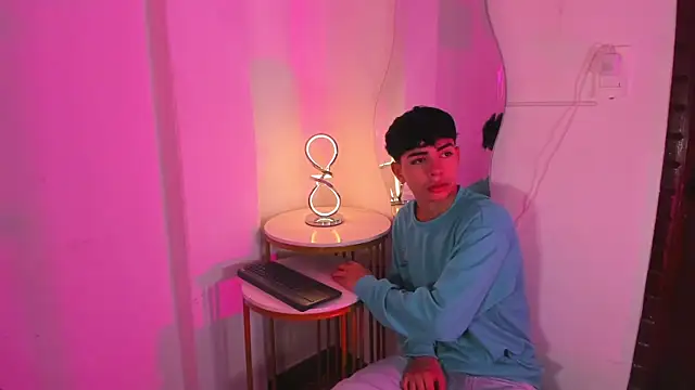 Snapshot of Peter_chase chatting on 11-07-25, 05:57 Peter chase online show from 11-07-25, 05:57