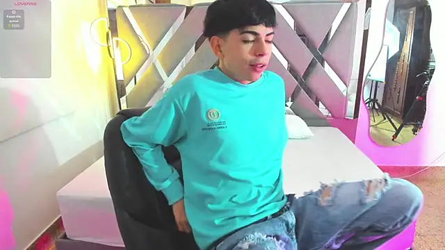 Snapshot of Peter_chase chatting on 11-20-25, 06:18 Peter chase online show from 11-20-25, 06:18