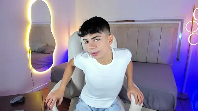 Snapshot of Peter_chase chatting on 01-13-26, 02:11 Peter chase online show from 01-13-26, 02:11