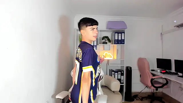 Snapshot of Peter_chase chatting on 01-16-26, 02:10 Peter chase online show from 01-16-26, 02:10