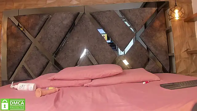 Scarlet  Jones  online show from 11-05-25, 08:31