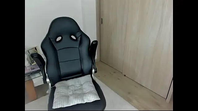 Snapshot of Biscuit_oliva chatting on 09-26-25, 04:27 Biscuit oliva online show from 09-26-25, 04:27