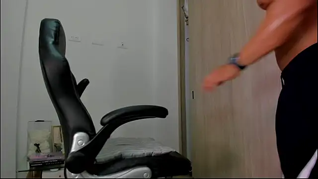 Snapshot of Biscuit_oliva chatting on 09-27-25, 03:44 Biscuit oliva online show from 09-27-25, 03:44