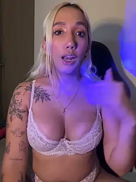 Snapshot of Isa_klein chatting on 10-05-25, 04:22 Isa klein online show from 10-05-25, 04:22