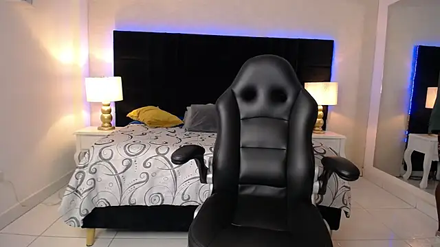 Snapshot of SkylerBigxxx chatting on 04-20-26, 04:15 SkylerBigxxx online show from 04-20-26, 04:15