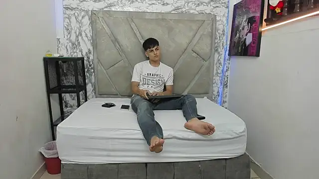 Snapshot of Logan_Jhonson chatting on 10-24-25, 02:19 Logan Jhonson online show from 10-24-25, 02:19