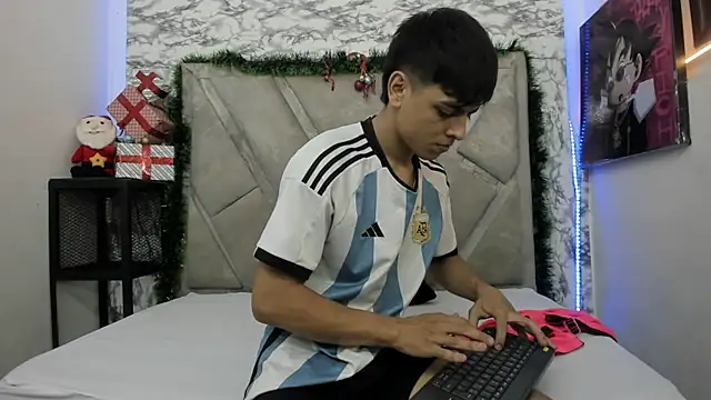 Snapshot of Logan_Jhonson chatting on 11-14-25, 02:43 Logan Jhonson online show from 11-14-25, 02:43