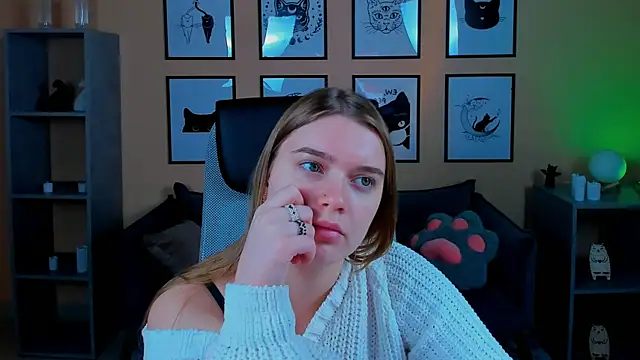 LisaMitchell online show from 10-18-25, 03:31