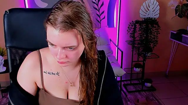 LisaMitchell online show from 10-23-25, 02:33