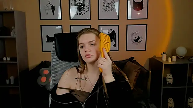 LisaMitchell online show from 10-27-25, 02:26