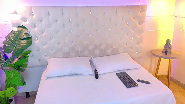 Snapshot of ElectraScot chatting on 10-02-25, 07:32 ElectraScot online show from 10-02-25, 07:32