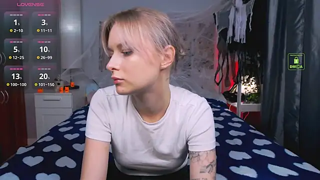 LunaLuxxy online show from 10-10-25, 03:55