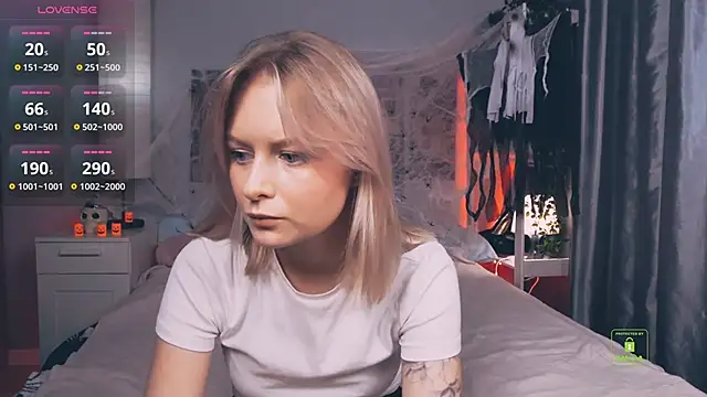 LunaLuxxy online show from 10-16-25, 03:46