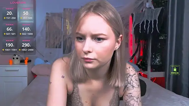 LunaLuxxy online show from 10-28-25, 03:25