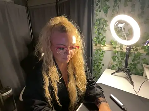 BonnyDesire online show from 03-25-26, 08:15