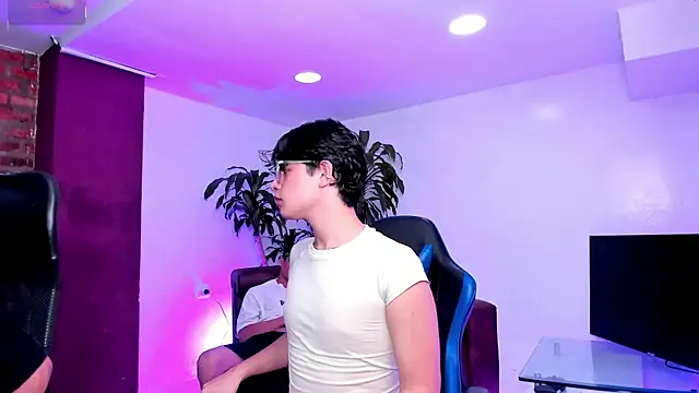 Hot Threesomee online show from 09-25-25, 01:48