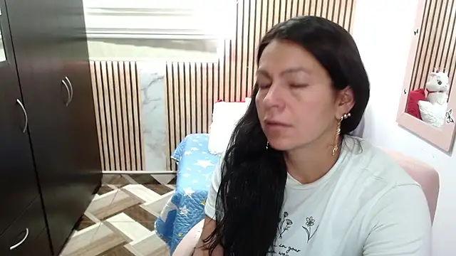 camilavargas  online show from 06-06-26, 09:41
