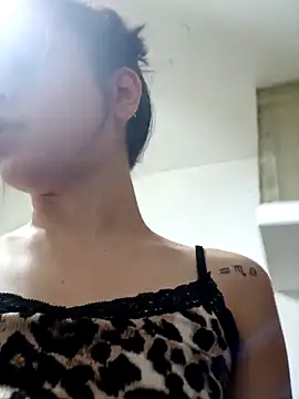 Snapshot of linameii chatting on 11-20-25, 11:48 linameii online show from 11-20-25, 11:48