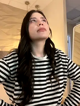 Snapshot of Valerie_Ohara chatting on 10-10-25, 04:33 Valerie Ohara online show from 10-10-25, 04:33