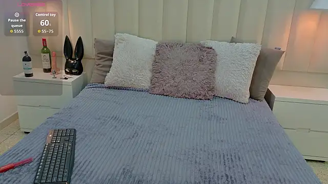 AteneaRoldan online show from 10-18-25, 04:15