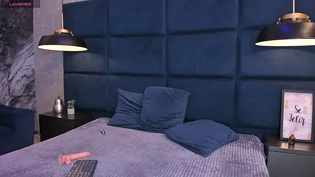 AteneaRoldan online show from 11-22-25, 04:22