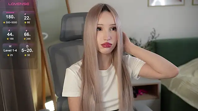 Snapshot of Laura_Obsidian chatting on 10-15-25, 02:39 Laura Obsidian online show from 10-15-25, 02:39