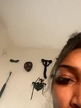 QUEENCALIMOD online show from 12-02-25, 04:29