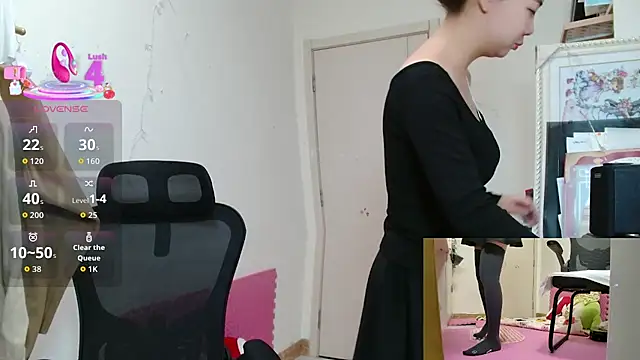 Snapshot of sallycui chatting on 10-28-25, 12:03 sallycui online show from 10-28-25, 12:03