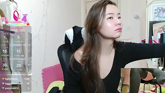 Snapshot of sallycui chatting on 11-04-25, 12:10 sallycui online show from 11-04-25, 12:10