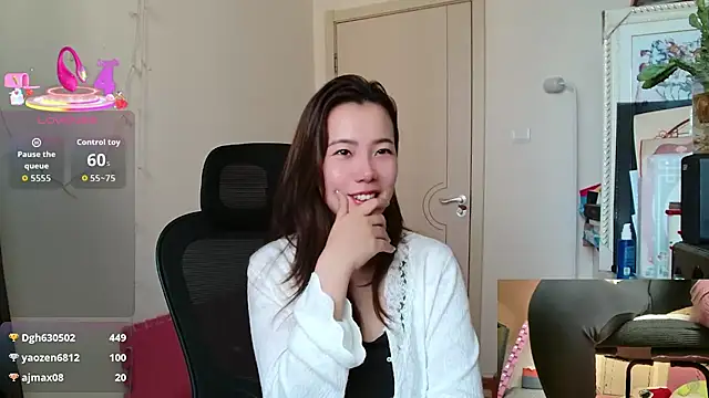 Snapshot of sallycui chatting on 11-07-25, 12:43 sallycui online show from 11-07-25, 12:43