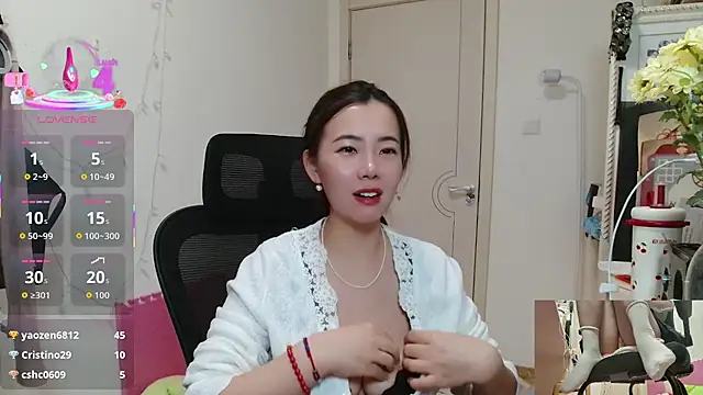 Snapshot of sallycui chatting on 11-28-25, 12:30 sallycui online show from 11-28-25, 12:30