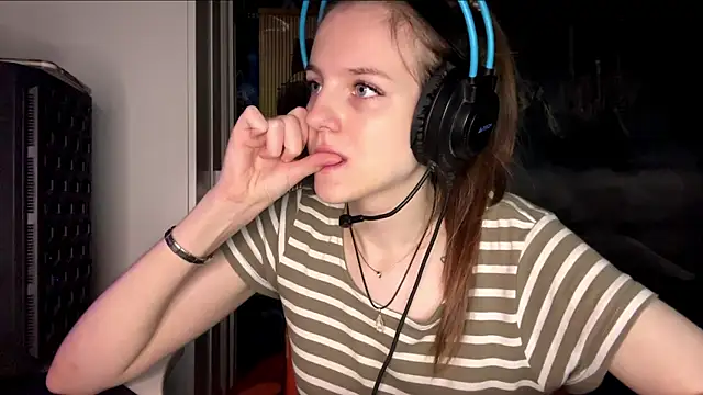 Elira Breeze online show from 11-06-25, 01:45