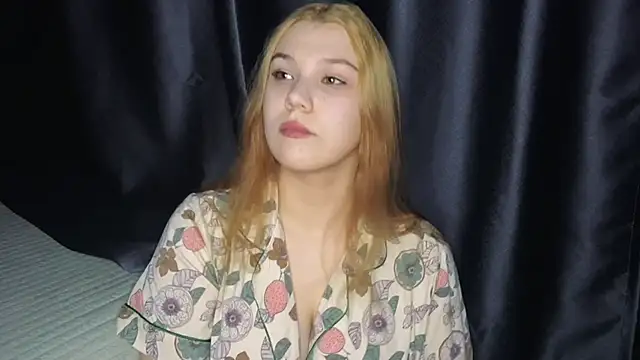 Elvira8cute online show from 10-30-25, 12:17