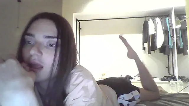 Snapshot of Luna_Samosienko chatting on 09-25-25, 06:33 Luna Samosienko online show from 09-25-25, 06:33