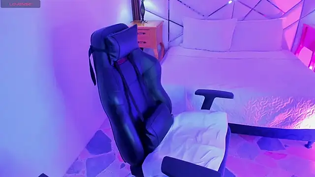 MIA RUSSELL  online show from 10-24-25, 09:00