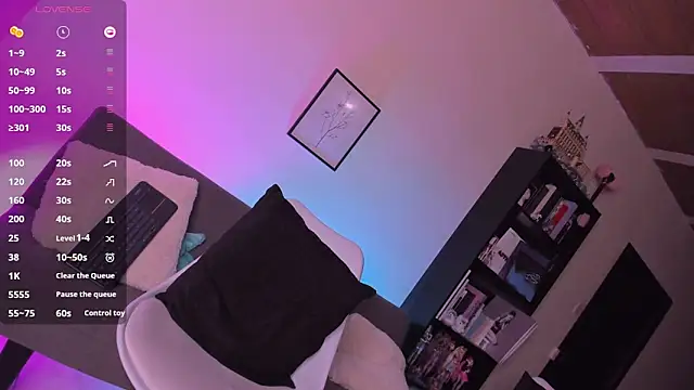 Snapshot of QueenAri_ chatting on 10-08-25, 10:51 QueenAri online show from 10-08-25, 10:51