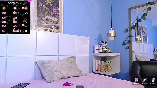 Snapshot of PenelopeBond chatting on 10-31-25, 12:50 PenelopeBond online show from 10-31-25, 12:50