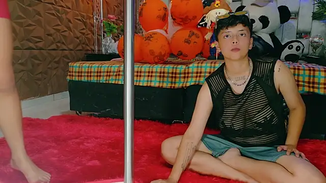 Snapshot of Twindesires chatting on 10-29-25, 05:20 Twindesires online show from 10-29-25, 05:20