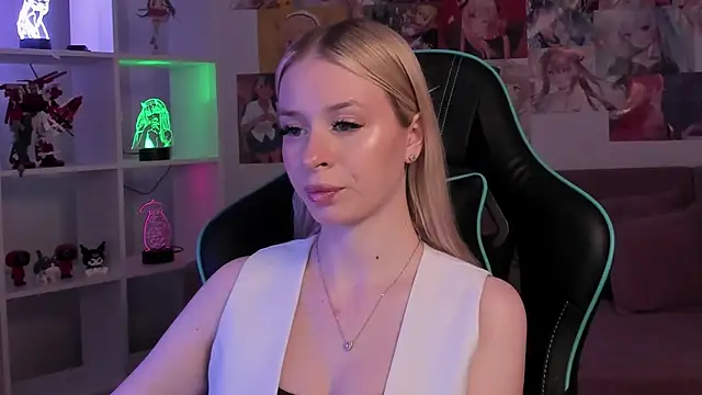 MiaGraces online show from 11-13-25, 05:23