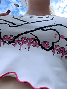 Snapshot of RonnieKiss chatting on 09-27-25, 04:17 RonnieKiss online show from 09-27-25, 04:17