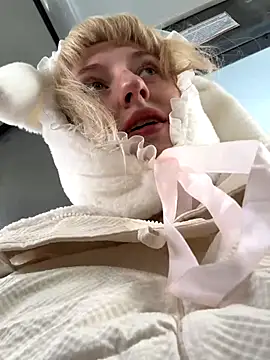 Snapshot of RonnieKiss chatting on 10-04-25, 03:59 RonnieKiss online show from 10-04-25, 03:59