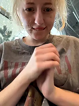 Snapshot of RonnieKiss chatting on 11-04-25, 06:34 RonnieKiss online show from 11-04-25, 06:34