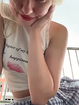 Snapshot of RonnieKiss chatting on 12-05-25, 06:00 RonnieKiss online show from 12-05-25, 06:00