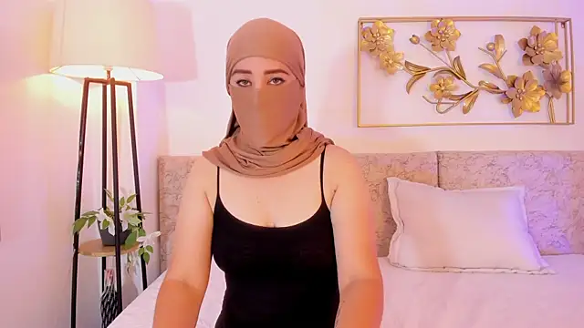 Snapshot of _Malak chatting on 10-03-25, 06:49 Malak online show from 10-03-25, 06:49