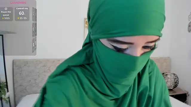 Snapshot of _Malak chatting on 11-05-25, 06:19 Malak online show from 11-05-25, 06:19