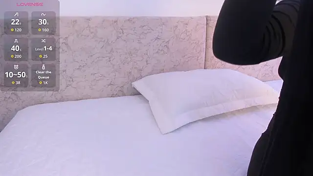 Snapshot of _Malak chatting on 12-14-25, 02:22 Malak online show from 12-14-25, 02:22