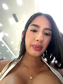 Snapshot of Julieta_Duque chatting on 12-20-25, 05:42 Julieta Duque online show from 12-20-25, 05:42