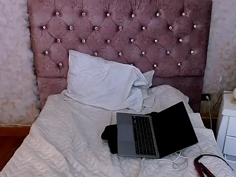 dreams girl online show from 10-28-25, 08:55