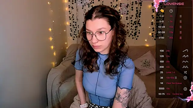 Snapshot of LinaBlossom_ chatting on 10-18-25, 03:09 LinaBlossom  online show from 10-18-25, 03:09